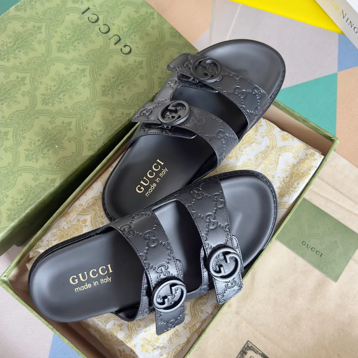 [G Home] Men's Men's Shoes💰: 300💰Size: 38-45 🆕2024Gucci Gucci Summer New Style Double G Presbyopia Flip-flops Cross Sandals Thick Sole Slippers Beach Shoes Original Purchase and Development Production G family's 2024 new summer dark horse items, fashion bloggers at home and abroad have put on the show, and it has become popular on social platforms at home and abroad. Fashionistas must pay for it, and they spend a lot of money to create ingenious craftsmanship and accurately restore every detail. Exquisite packaging at the delivery counter🛍📦 ▪️ Fabric: Original imported double G presbyopic leather ▪️ Lining: Original imported leather ▪️ Sole: Original open molded T men's shoes 💰U outsole ▪️ Bottom thickness: 3CM
